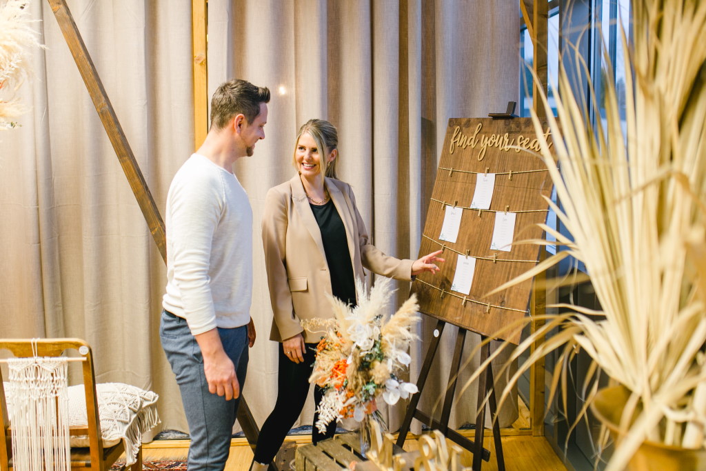Deko and Design Showroom in Weinsberg Brautpaar erstellt Mustertisch